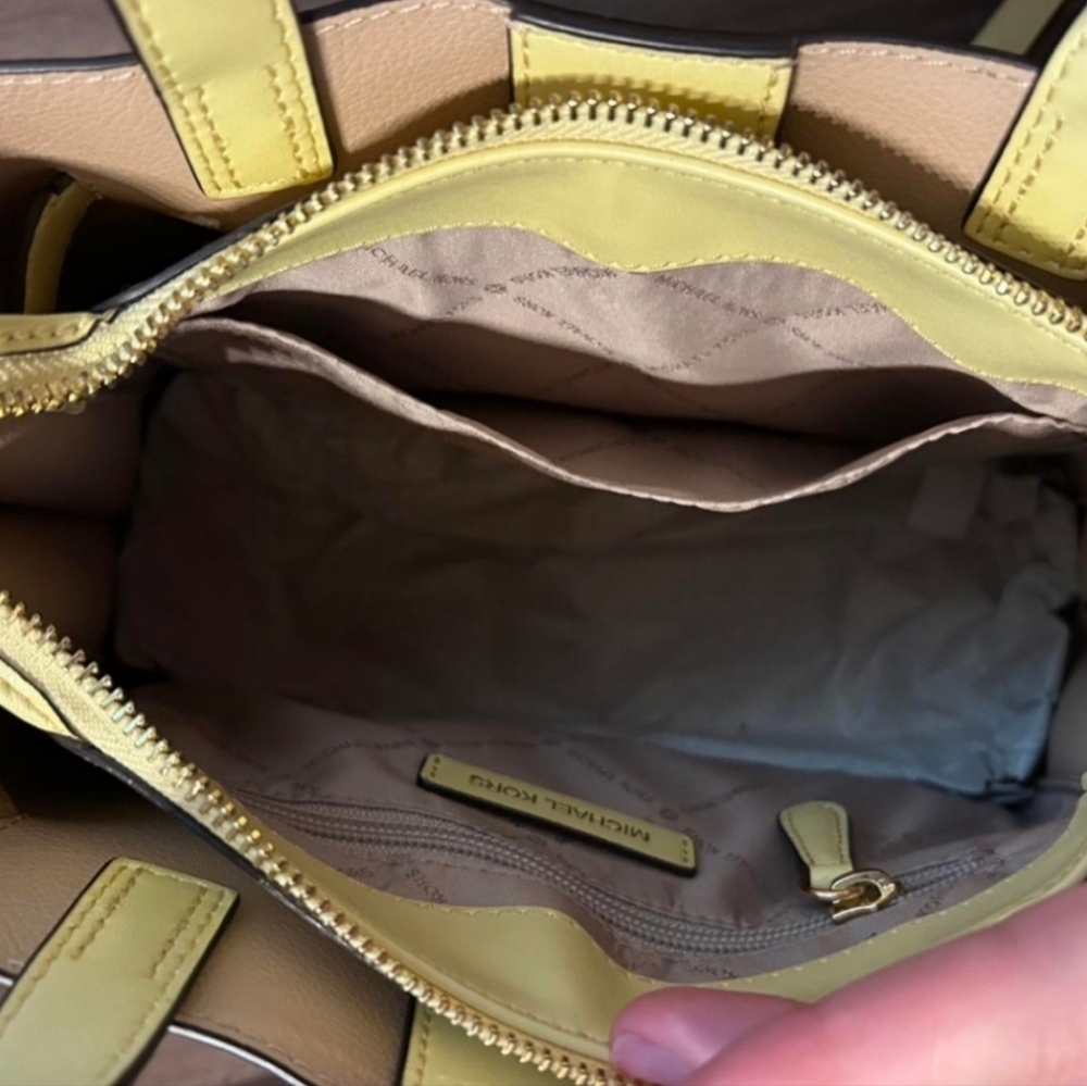 Micheal kors bag - Picture 3 of 5